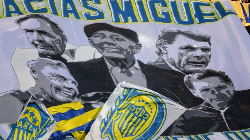 La bandera en homenaje a Russo en una de las plateas del Gigante.