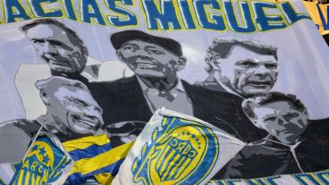 La bandera en homenaje a Russo en una de las plateas del Gigante.