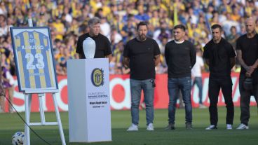 La urna con las cenizas de Miguel: fueron jugadores como Vitamina Sánchez, Luciano Figueroa, Paulo Ferrari y Antonio Medina.