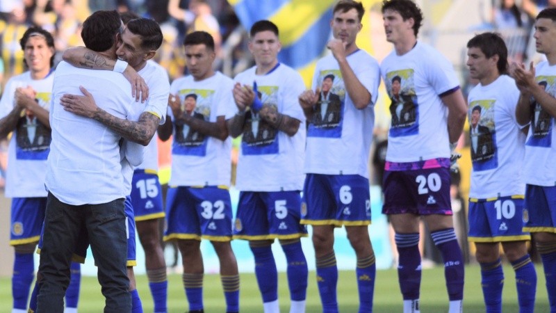 El abrazo de Di María con el Kily González.