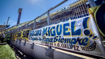 Una de las banderas colgadas en el tejido del Gigante de Arroyito.