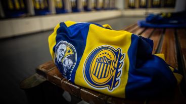 Central usó una camiseta con un parche en recuerdo a Miguel Russo.