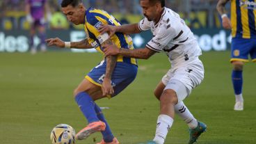 Di María en acción durante el primer tiempo en Arroyito.