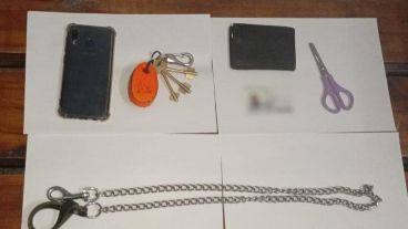 Los elementos secuestrados, entre ellos la cadena de perro con la que fue torturada la víctima