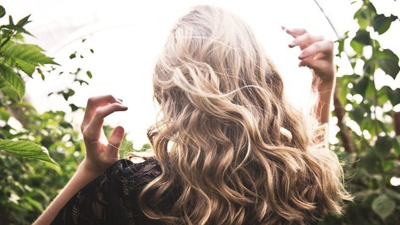 La temporada de sol, pileta y humedad ya está a la vuelta de la esquina y, con ella, algunos perjuicios para el cabello.