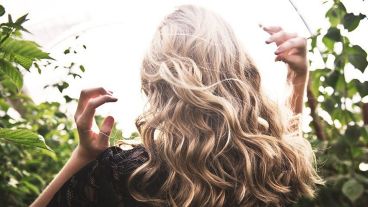 La temporada de sol, pileta y humedad ya está a la vuelta de la esquina y, con ella, algunos perjuicios para el cabello.