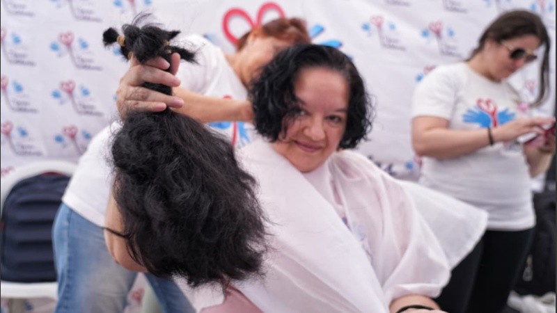 La donación de cabello destinada al Banco de Pelucas Oncológicas se realiza junto a Tijeras Solidarias de Rosario.