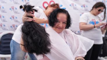 La donación de cabello destinada al Banco de Pelucas Oncológicas se realiza junto a Tijeras Solidarias de Rosario.