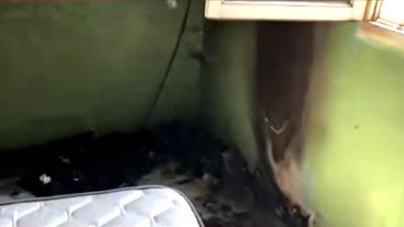 Así quedó la habitación de Mónica en el lugar en el que estaba el televisor.