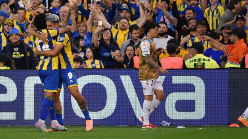 El abrazo de Véliz con Giménez tras el gol del centrodelantero a Platense en Arroyito.