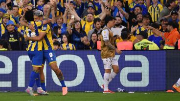El abrazo de Véliz con Giménez tras el gol del centrodelantero a Platense en Arroyito.