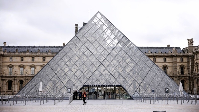 El museo en el centro de París continuaba cerrado este lunes.