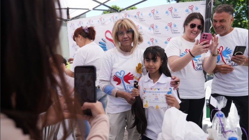La donación de cabello destinada al Banco de Pelucas Oncológicas se realiza junto a Tijeras Solidarias de Rosario.