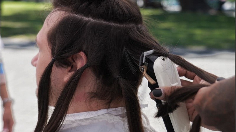 La donación de cabello destinada al Banco de Pelucas Oncológicas se realiza junto a Tijeras Solidarias de Rosario.