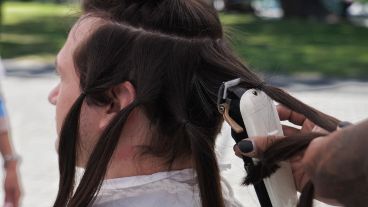 La donación de cabello destinada al Banco de Pelucas Oncológicas se realiza junto a Tijeras Solidarias de Rosario.