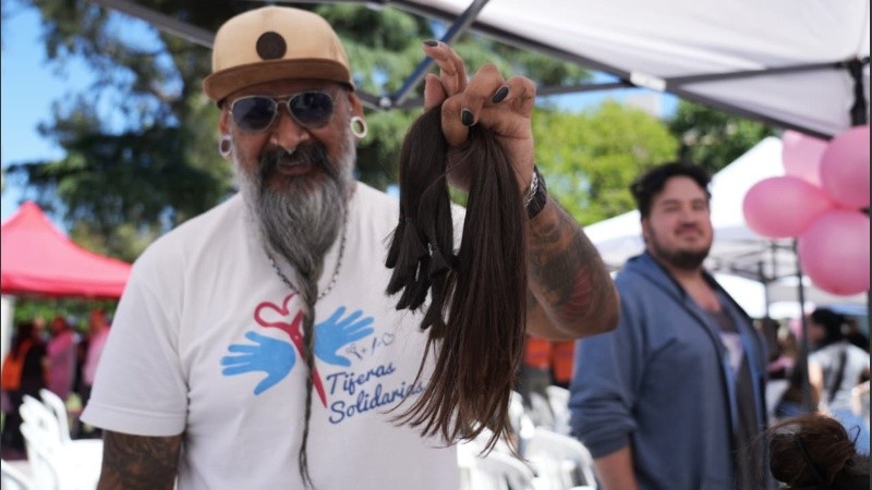 La donación de cabello destinada al Banco de Pelucas Oncológicas se realiza junto a Tijeras Solidarias de Rosario.