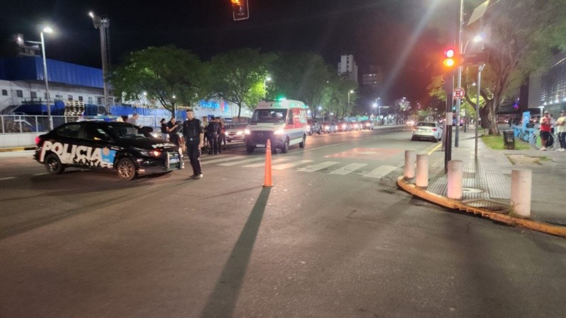 El vehículo que embistió a las mujeres estacionó frente al Heca, y ellas fueron atendidas por los especialistas.