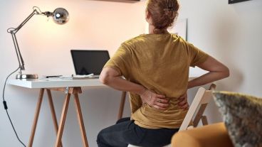 La osteoporosis se caracteriza por debilitar los huesos, volviéndolos frágiles y más propensos a fracturarse incluso con caídas leves.