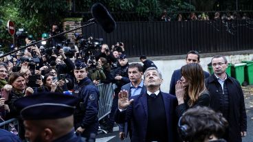 Sarkozy salió sobre las 9.10 (hora local) de la mano de su mujer, Carla Bruni, y en compañía de sus hijos y sus hermanos de su domicilio, donde varias decenas de personas se congregaron en muestra de apoyo.