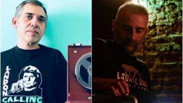 El periodista y escritor Daniel Flores y parte de Litoral Dub Sound System.