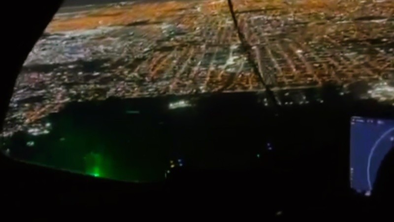 Un destello verde en la superficie que apuntó contra la aeronave en pleno aterrizaje.