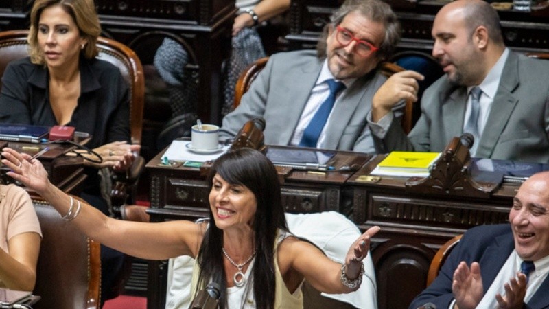 La diputada y actual candidata a senadora por Río Negro de La Libertad Avanza, Lorena Villaverde, tiene vínculo cercano con Claudio Ciccarelli, primo y supuesto testaferro de Federico 