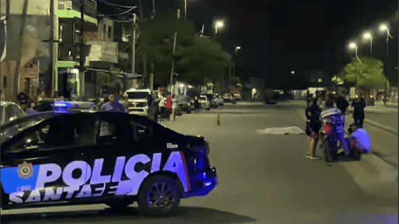 El hombre cruzaba y fue embestido por la moto. Murió en el acto.