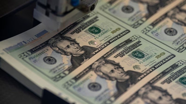 El dólar sube y se coloca cerca del techo de la banda cambiaria.