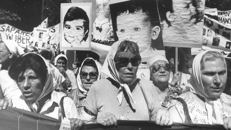 Una marcha de Abuelas de Plaza de Mayo en 1982.