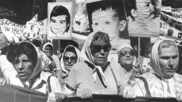 Una marcha de Abuelas de Plaza de Mayo en 1982.