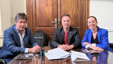 Autoridades firmando el convenio, este miércoles en la capital provincial