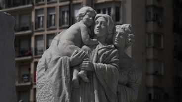 La belleza cautivante de las obras de Lola Mora rellucen en el Pasaje Juramento.