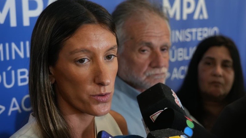 Agustina Eiris junto a Valther y Zulma, padre y madre de Cicarelli, respectivamente.