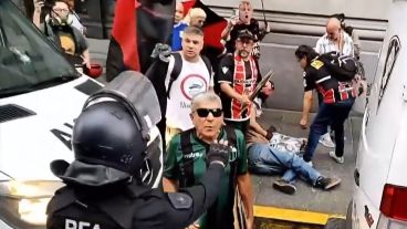 El jubilado fue empujado y tirado al suelo por parte de un efectivo de la Policía Federal Argentina,.