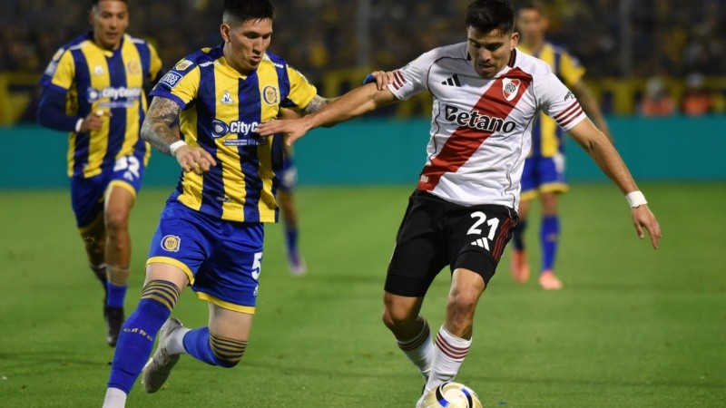 Ibarra, el cinco canalla, no sale, pero Coronel (atrás) podría ir al banco ante Sarmiento.