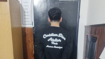 El sospechoso siendo identificado en la sede de la PDI.