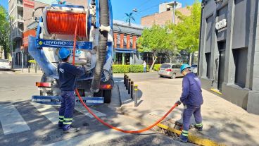 Las cuadrillas operativas trabajan con camiones desobstructores.