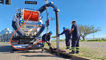 Las cuadrillas operativas trabajan con camiones desobstructores.