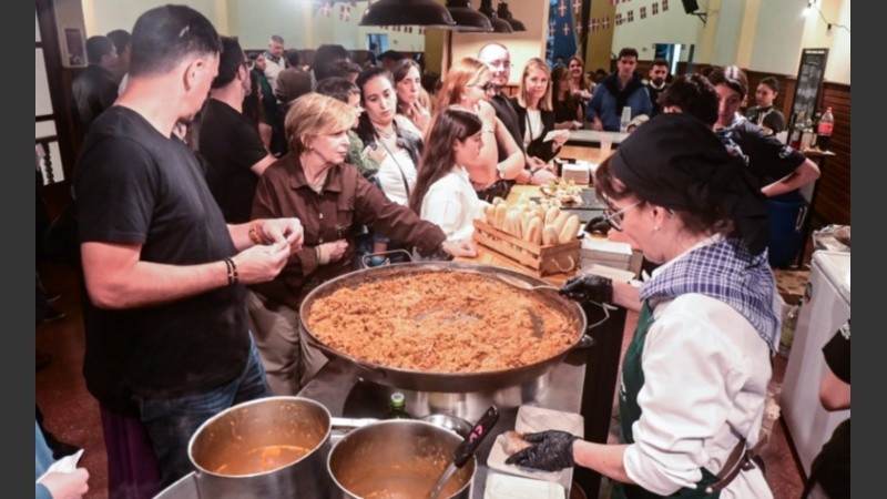 Esta edición de las Colectividades habrá menúes con pescado de río en el stand argentino.