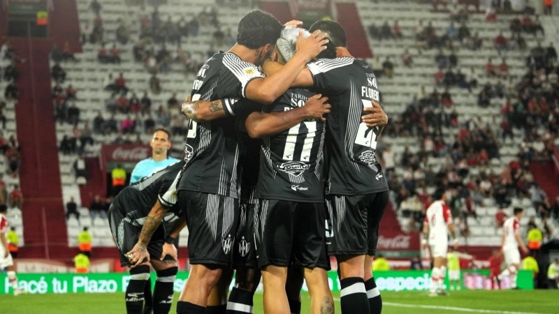 El equipo de De Felippe se encumbra en silencio.