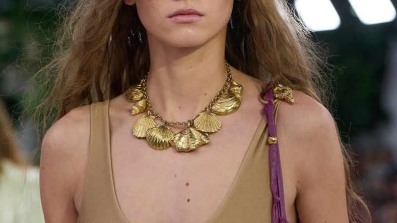 Los accesorios se llevan con actitud y mezclan metales, texturas y estilos sin miedo.