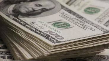 El dólar oficial se mantuvo estable, mientras que las cotizaciones paralelas registraron leves bajas.