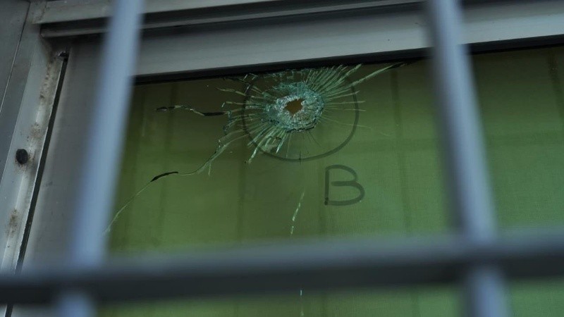 Uno de los disparos impactó contra la ventana.
