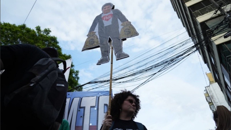 Los manifestantes concentrados en Tucumán y Mitre.