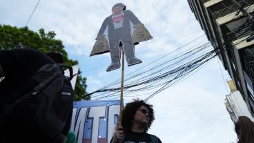 Los manifestantes concentrados en Tucumán y Mitre.