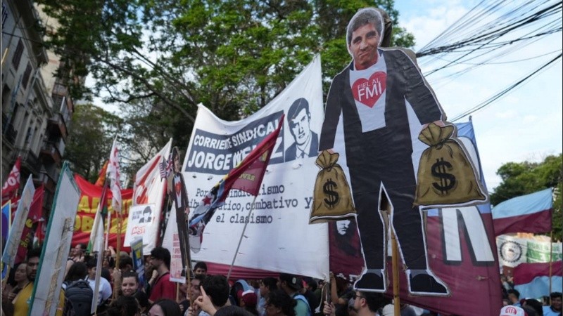Los manifestantes concentrados en Tucumán y Mitre.