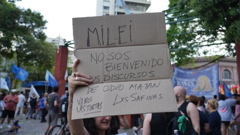 Los manifestantes concentrados en Tucumán y Mitre.