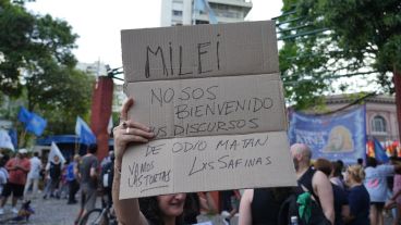 Los manifestantes concentrados en Tucumán y Mitre.