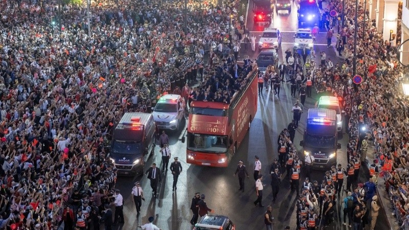 Miles de personas en las calles para recibir a los campeones.