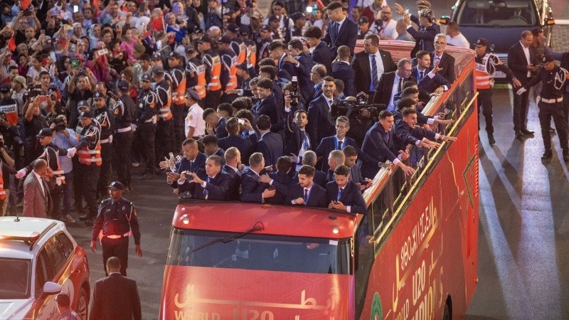 Miles de personas en las calles para recibir a los campeones.